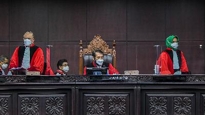 Chief Justice of the Constitutional Court Anwar Usman (center) along with Justices Aswanto (left) and Enny Nurbaningsih prepare to read the verdict of the judicial review on the KPK Law amendment at the Constitutional Court building, Jakarta, Tuesday, May 4. 
Antara/Galih Pradipta
