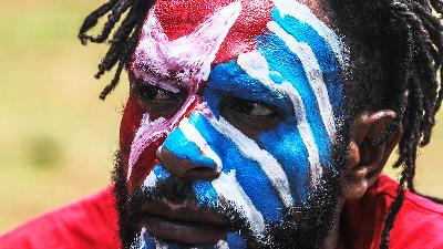 A Papuan, his face painted in the Morning Star flag, in a rally protest in Jakarta, last November. The Morning Star flag is the flag of the Free Papua Movement (OPM).
Tempo/Hilman Faturrahman

