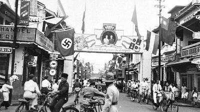 The entrance of the Pasar Baru area decorated with various flags, one of which is a flag with the Nazi Swastika, in Jakarta, January 1937.
Tropen Museum
