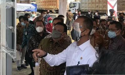 Menteri Perindustrian Agus Gumiwang Kartasasmita  mengunjungi pembangunan Kawasan Industri Halal (KIH) di Industri Modern Cikande, Serang, Banten. ANTARA/ Sella Panduarsa Gareta