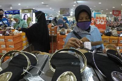 Sejumlah warga berbelanja lebaran di sebuah mal di Jakarta, 4 Mei 2021. TEMPO/Subekti.