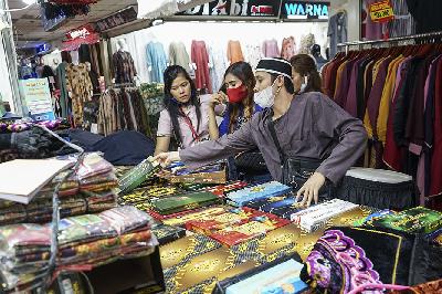 Suasana warga berbelanja pakaian di Pasar Tanah Abang, Jakarta, 14 April 2021. TEMPO/Subekti.