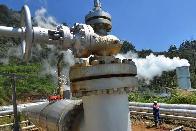 Petugas memeriksa pipa Proyek Pembangkit Listik Panas Bumi Karaha Unit I PT. Pertamina Geothermal Energy di Tasikmalaya, Jawa Barat. ANTARA/Adeng Bustomi
