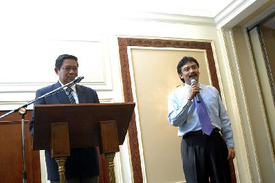 Susilo Bambang Yudhoyono (kiri) bersama Andi Alfian Malarangeng di Jakarta, 2004.  Dok. TEMPO/ Komarul Iman