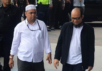 Wakil Ketua Wadah Pegawai KPK Harun Al Rasyid (kiri) dan Penyidik Senior, Novel Baswedan. TEMPO/Imam Sukamto