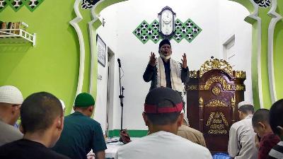 Hamka Mahmud memberikan pelayanan rohani di Masjid Al-Ikhasan Lapas Narkotika Bollangi Gowa, Maret 2021. Dokumentasi Yayasan Tanggap Cegah Narkotika