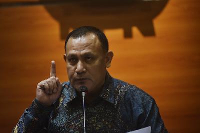 Ketua KPK Firli Bahuri memberikan keterangan prihal 75 orang pegawainya tidak memenuhi syarat di gedung Komisi Pemberantasan Korupsi, Jakarta, 5 Mei 2021.  TEMPO/Imam Sukamto