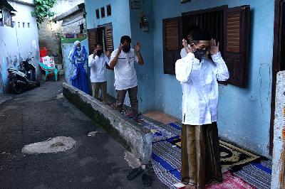 Sejumlah umat muslim melakukan ibadah Solat Idul Fitri 1441H di Cipulir, Jakarta, 24 Mei 2020. TEMPO/Muhammad Hidayat