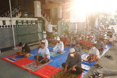 Warga melaksanakan salat Idul Fitri berjemaah di sebuah masjid di Cengkareng, Jakarta, 24 Mei 2020. TEMPO/Fajar Januarta