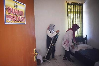 Petugas menyiapkan tabung oksigen di rumah isolasi mandiri di Puri Asih, Bandung, Jawa Barat, 11 Mei 2021. TEMPO/Prima Mulia