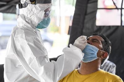 Petugas melakukan swab test antigen kepada pengunjung Rest Area 102 A Tol Cipali, Subang, Jawa Barat, 7 Mei 2021 ANTARA/Hafidz Mubarak A