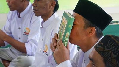Warga binaan Lapas Narkotika Kelas IIA Tanjungpinang, usai membaca Al Quran , Senin, 3 Mei 2021. TEMPO/Yogi Eka Sahputra