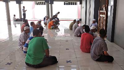 Warna binaan mengikuti program rehabilitasi spiritual hataman zikir bersama pengurus Pesantren Suryalaya, di Masjid Al-hidayah, Lapas Narkotika Kelas IIA Pamekasan, di Pamekasan, Jawa Timur. Tempo/Musthofa Bisri