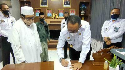 Penandatanganan kerjasama antara Lapas Narkotika Pamekasan dengan Pesantren Suryalaya di Pamekasan, Madura, Maret 2021. 