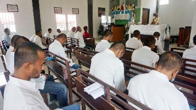 Narapidana Kristiani mengikuti misa pembina gereja, di LP Narkotika Kelas II A Kabupaten Sleman, Yogyakarta, 6 Mei 2021.