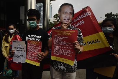 Aktivis Koalisi Masyarakat Sipil Antikorupsi berunjuk rasa terkait 75 orang pegawai KPK yang tidak lulus tes menjadi Aparatur Sipil Negara di gedung Komisi Pemberantasan Korupsi, Jakarta, 7 Mei 2021. TEMPO/Imam Sukamto