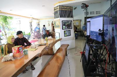 Gubernur Jawa Tengah, Ganjar Pranowo bersama istri, Siti Atiqoh Supriyanti melakukan halal bihalal virtual melalui aplikasi telekonferensi di rumah dinasnya, 14 Mei 2021. Dok. Humas Pemprov Jateng