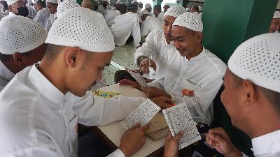 Inmates at the Class IIA Narcotics Correctional Facility in Sleman, Yogyakarta, are studying the Iqro and Qur’an at the at-Taubah Mosque, May 6. These inmates are students at the at Tawwabin Islamic School in the correctional facility complex.
Tempo/Shinta Maharani
