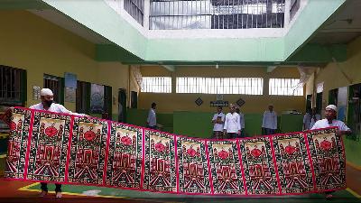 Inmates prepare the venue for a religious activity inside the block for students at the Darut Taubah Islamic School inside the Tanjungpinang Class IIA Correctional Facility, Riau Islands, May 3.
Tempo/Yogi Eka Sahputra

