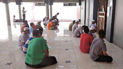 Convicts learn dhikr (repeated prayers) in a spiritual rehabilitation program with administrators of the Suryalaya Islamic School at the al-Hidayah Mosque, Pamekasan Class IIA Narcotics Correctional Facility, East Java.
Tempo/Musthofa Bisri
