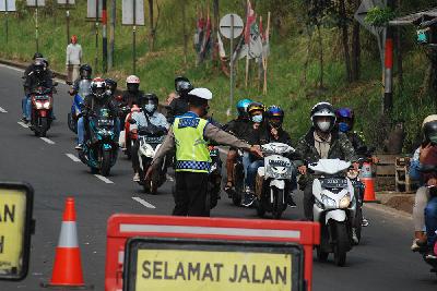 Pemudik bersepeda motor melintas pos penyekatan terpadu saat arus balik di Lingkar Nagreg, Kabupaten Bandung, Jawa Barat, 16 Mei 2021. TEMPO/Prima Mulia
