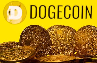 Uang kripto berlogo Dogecoin. REUTERS/Dado Ruvic