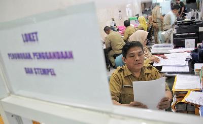 Pegawai Negeri Sipil (PNS) Pemerintah Provinsi DKI Jakarta melakukan tugas dinasnya di Balaikota, Jakarta. TEMPO/Hilman Fathurrahman W