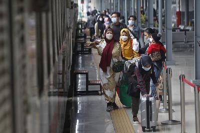 Calong penumpang di Stasiun Pasar Senen, Jakarta, 19 Mei 2021.TEMPO/Muhammad Hidayat