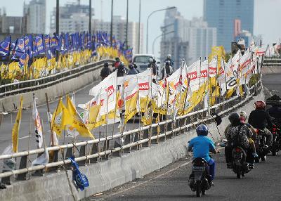 Deretan bendera partai di sepanjang jalan layang Jalan Matraman Raya di Jakarta. Dokumentasi TEMPO/Dasril Roszandi