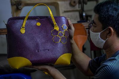 Produk tas kualitas ekspor di bengkel kerja pembuatan tas Biyanti, Jakarta. Tempo/Tony Hartawan