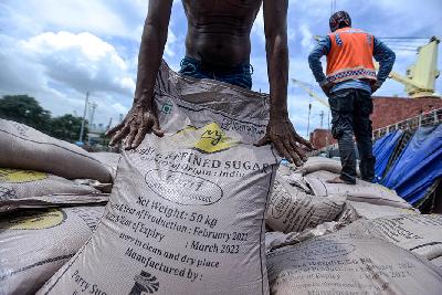 Aktivitas bongkar muat gula pasir dari India di Pelabuhan Tanjung Priok, Jakarta, 6 April 2021. Tempo/Tony Hartawan