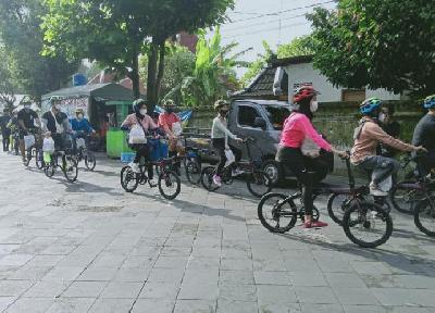 Wisatawan mengikuti paket wisata sepeda sembari sedekah di Yogyakarta. TEMPO/Pribadi Wicaksono