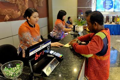 Nasabah melakukan transaksi keuangan di Kantor Cabang Khusus Bank Rakyat Indonesia (BRI), Jakarta. TEMPO/Tony Hartawan