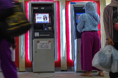 Nasabah melakukan aktivitas perbankan melalui Anjungan Tunai Mandiri Link di pusat perbelanjaan di Jakarta, 21 Mei 2021. TEMPO/Tony Hartawan