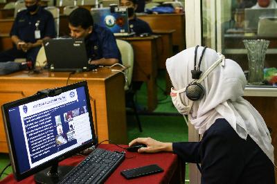 Guru memberikan materi secara daring saat Masa Pengenalan Lingkungan Sekolah (MPLS) di SMA Negeri 8 Jakarta, 13 Juli 2020. ANTARA/Rivan Awal Lingga