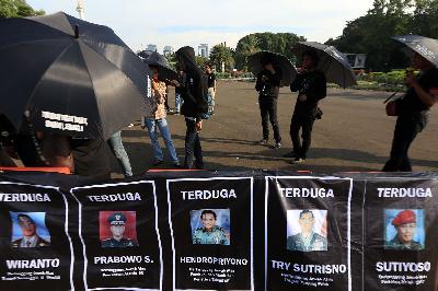 Peserta Aksi Kamisan menuntut penyelesaian kasus-kasus pelanggaran HAM di depan Istana Merdeka, Jakarta, 14 Maret 2019. EMPO/Amston Probel