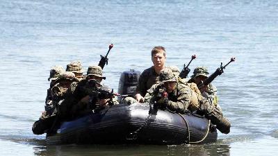 Marinir Filipina dan AS melakukan serangan amfibi sebagai bagian dari latihan militer bersama di pantai barat Filipina, April 2012./Reuters