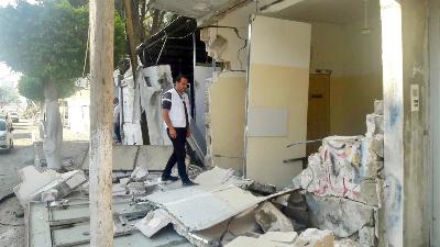 Seorang anggota staf MSF memeriksa kerusakan pada pusat trauma dan luka bakar MSF di Gaza, setelah penembakan oleh pasukan Israel, di Gaza, Palestina, 16 Mei 2021. msf.org
