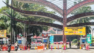 Suasana gerbang masuk Taman Mini Indonesia Indah (TMII), Jakarta,  8 April 2021. TEMPO/Hilman Fathurrahman W
