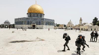 Petugas Keamanan Israel saat bentrok dengan warga Palestina di kompleks Masjid Al-Aqsa di Kota Tua Yerusalem, Palestina, 21 Mei 2021. REUTERS / Ammar Awad 