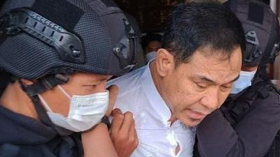 Mantan petinggi Front Pembela Islam (FPI) Munarman saat ditangkap./Polda Metro Jaya via Antara