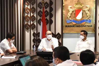 M. Arsjad Rasjid P.M. (kiri), Ketua Umum Kadin Indonesia, Rosan P. Roeslani, dan Anindya Novyan Bakrie di Menara Kadin Indonesia, 3 Mei 2021. kadin.id