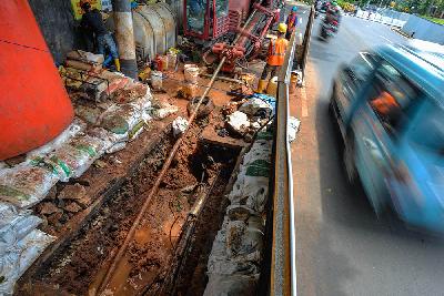 Pekerja membuat jalur kabel listrik PLN bawah tanah di Pejaten, Jakarta. TEMPO/Tony Hartawan