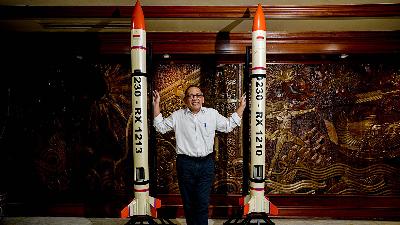 National Research and Innovation Agency Chair, Laksana Tri Handoko, posing with rocket models made by Indonesian researchers at the BBPT Building in Jakarta, May 11.
Tempo/Tony Hartawan
