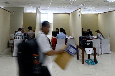 Petugas melayani warga yang mengikuti program pengampunan pajak (tax amnesty) di Kantor Pusat Direktorat Jenderal Pajak, Jakarta. TEMPO/Tony Hartawan