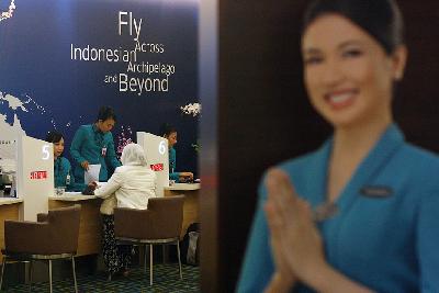 Pegawai melayani calon penumpang di kantor cabang pemesanan tiket pesawat Garuda Indonesia dikawasan Senayan, Jakarta. Dokumentasi TEMPO/Eko Siswono Toyudho