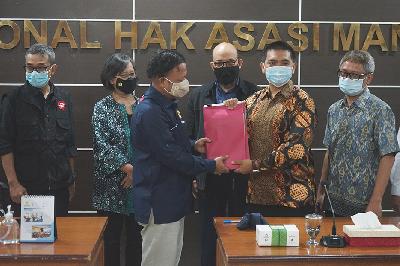 Komisioner Komnas HAM Choirul Anam menerima berkas pengaduan dari perwakilan pegawai KPK di Kantor Komnas HAM, Jakarta, 24 Mei 2021. TEMPO/Muhammad Hidayat
