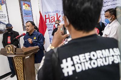 Komisioner Komnas HAM Mohammad Choirul Anam (tengah) menunjukkan berkas pengaduan 75 pegawai KPK yang dinyatakan tidak lolos Tes Wawasan Kebangsaan (TWK) pada awak media di Kantor Komnas HAM di Jakarta, 24 Mei 2021. ANTARA/M Risyal Hidayat