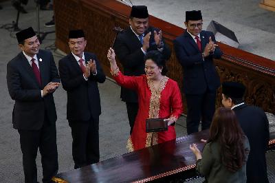 Ketua DPR Puan Maharani menerima palu Pimpinan DPR dalam Rapat Paripurna ke-2 Masa Persidangan I Tahun 2019-2020 di Kompleks Parlemen, Senayan, Jakarta, 1 Oktober 2019. TEMPO/M Taufan Rengganis