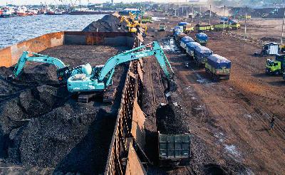 Operator alat berat melakukan bongkar muat batu bara di Pelabuhan Karya Citra Nusantara (KCN) Marunda, Jakarta, 20 November 2019. TEMPO/Tony Hartawan